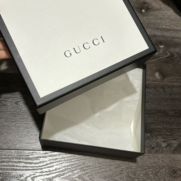 Black and white Gucci Gift Box and tissue paper - Picture 5 of 6